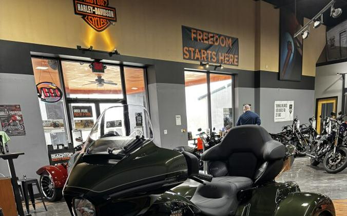 2026 Harley-Davidson® Street Glide 3 Limited OLIV STL MTL/BLK W/ PINSTRI