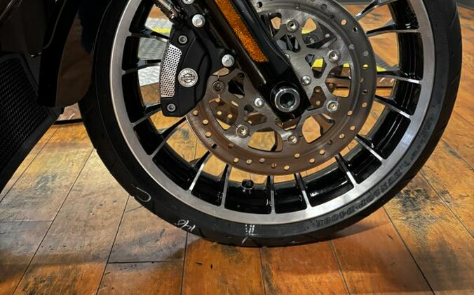 2026 Harley-Davidson® Street Glide 3 Limited OLIV STL MTL/BLK W/ PINSTRI