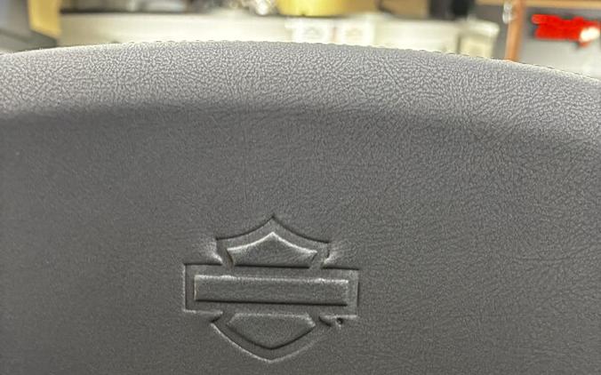 2026 Harley-Davidson® Street Glide 3 Limited OLIV STL MTL/BLK W/ PINSTRI