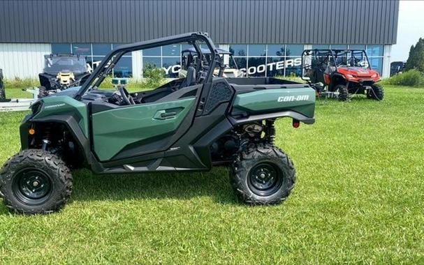 2023 Can-Am® Commander DPS 700