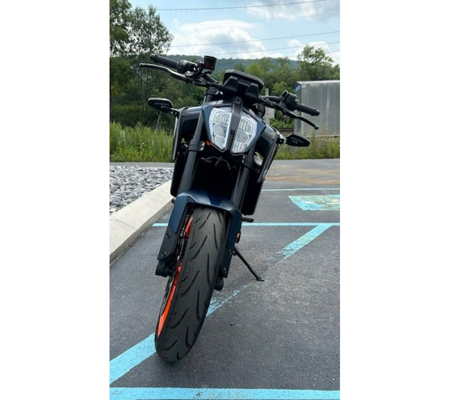 2022 KTM 890 Duke R