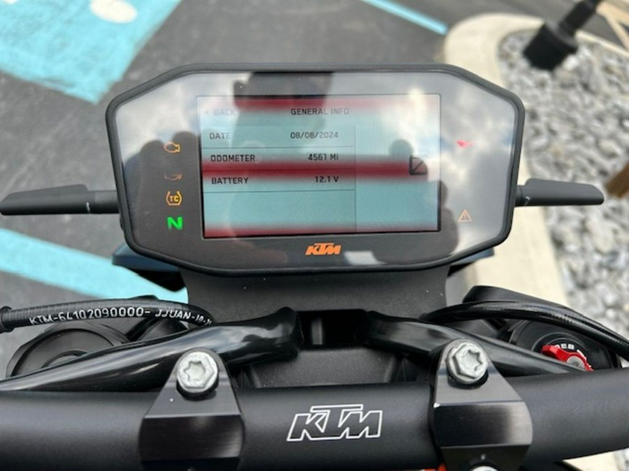 2022 KTM 890 Duke R