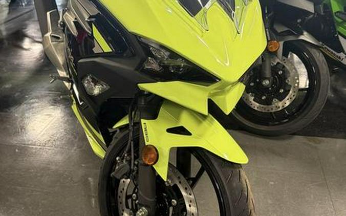 2026 Kawasaki Ninja® 500 ABS Metallic Yellowish Green/Ebony