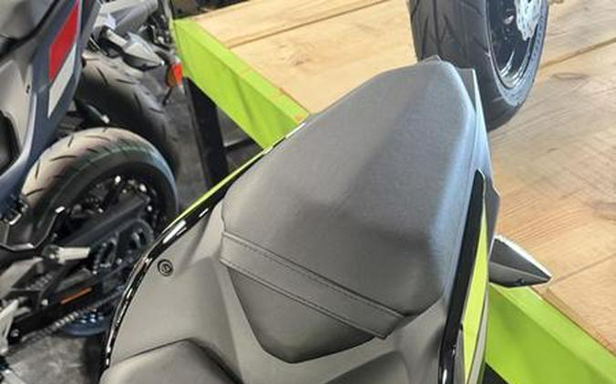 2026 Kawasaki Ninja® 500 ABS Metallic Yellowish Green/Ebony