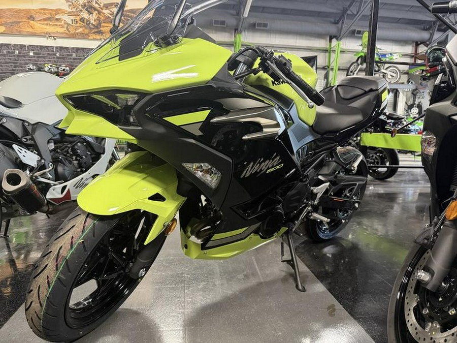 2026 Kawasaki Ninja® 500 ABS Metallic Yellowish Green/Ebony