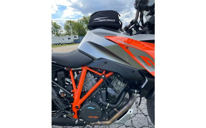 2017 1290 SUPER DUKE GT - ORANGE/BLACK - KTM