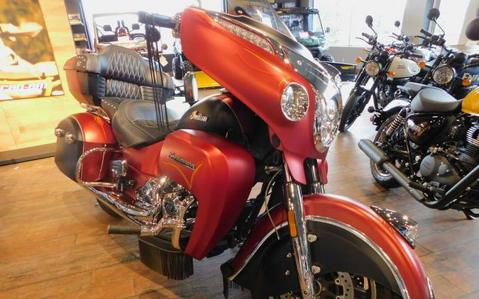 2017 Indian Motorcycle® Roadmaster® Icon Mesa Red Smoke & Thunder Black