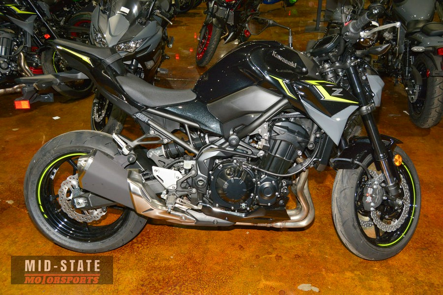 2024 Kawasaki Z900 ABS Metallic Spark Black/Metallic Matte Dark Gray