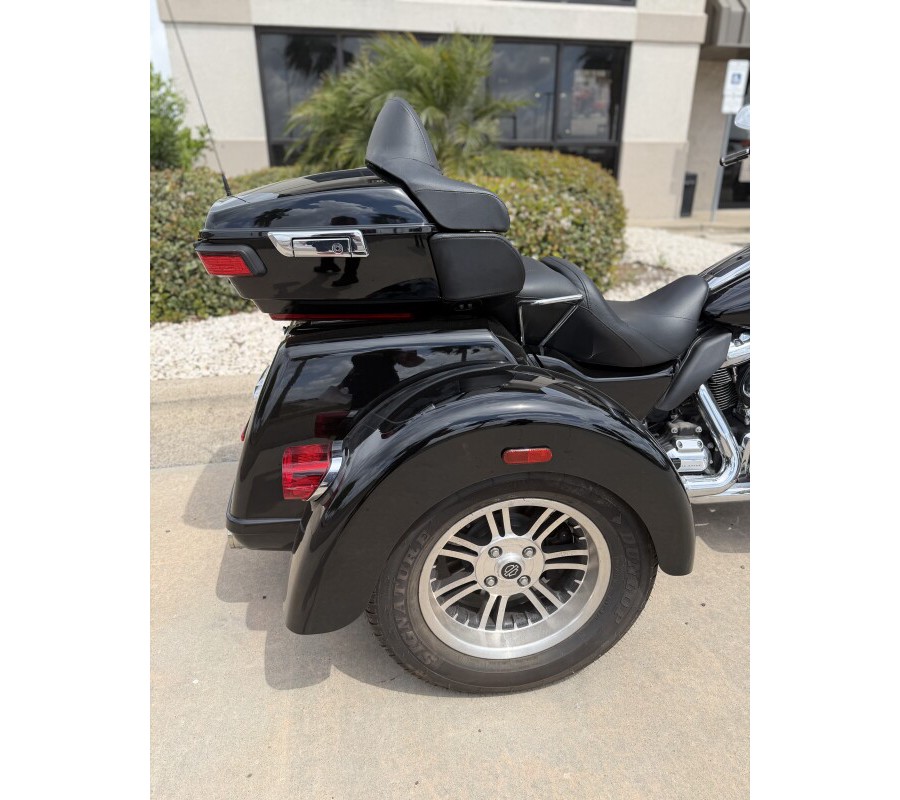 2022 Harley-Davidson Tri Glide Ultra Vivid Black