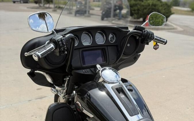 2022 Harley-Davidson Tri Glide Ultra Vivid Black
