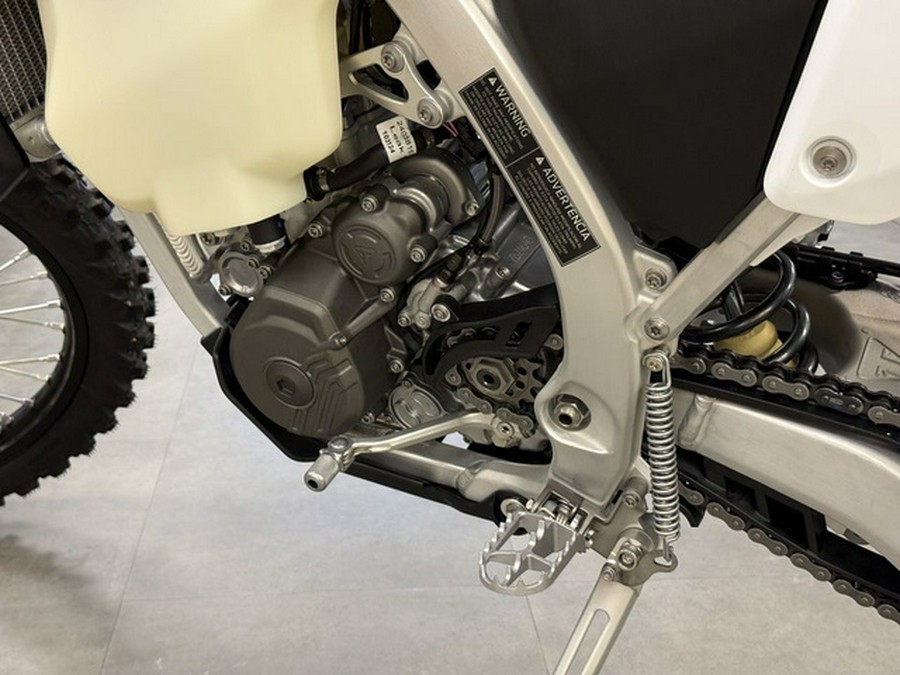 2026 Triumph TF 450-E Jet BlackPure White