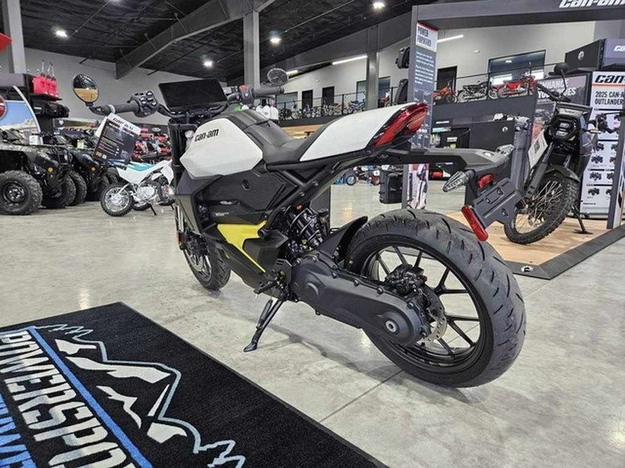 2025 Can-Am Pulse White Carbon Black