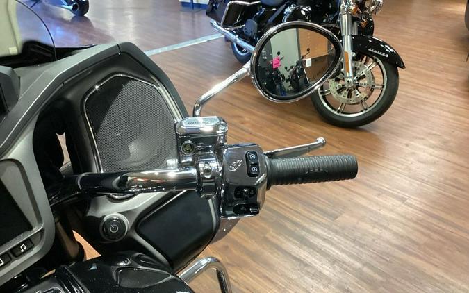 2020 Indian Motorcycle® Challenger Limited Thunder Black Pearl