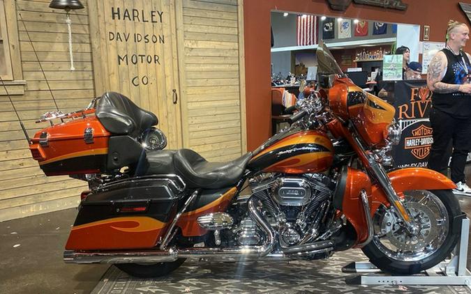 2013 Harley-Davidson FLHTCUSE8 - CVO Ultra Classic Electra Glide