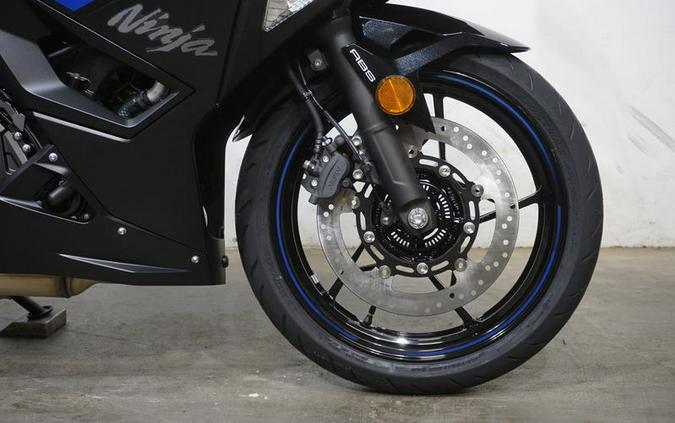 2025 Kawasaki Ninja® 500 ABS Metallic Flat Spark Black/Metallic Spark Black