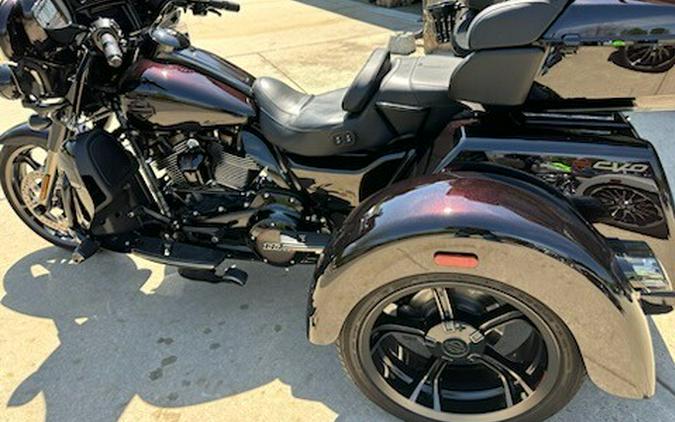 2021 Harley-Davidson® CVO™ Tri Glide® Charred Crimson