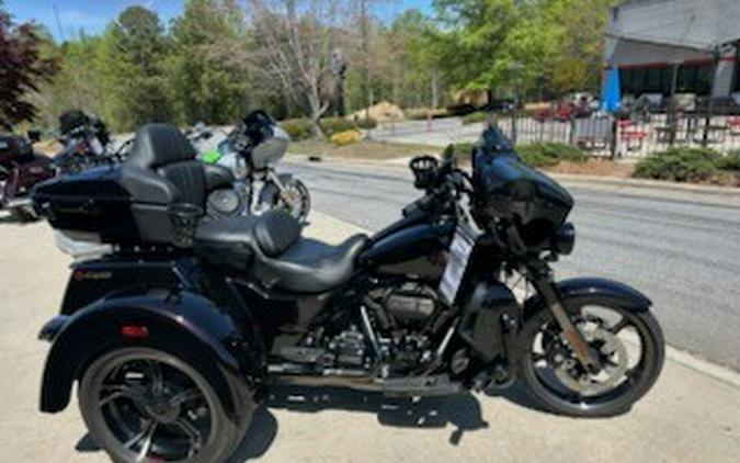 2021 Harley-Davidson® CVO™ Tri Glide® Charred Crimson