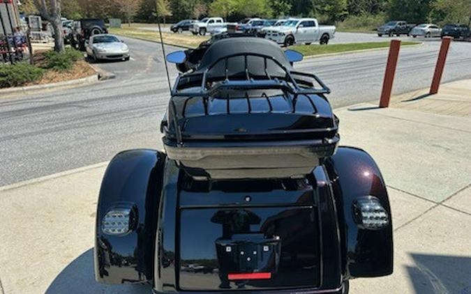 2021 Harley-Davidson® CVO™ Tri Glide® Charred Crimson