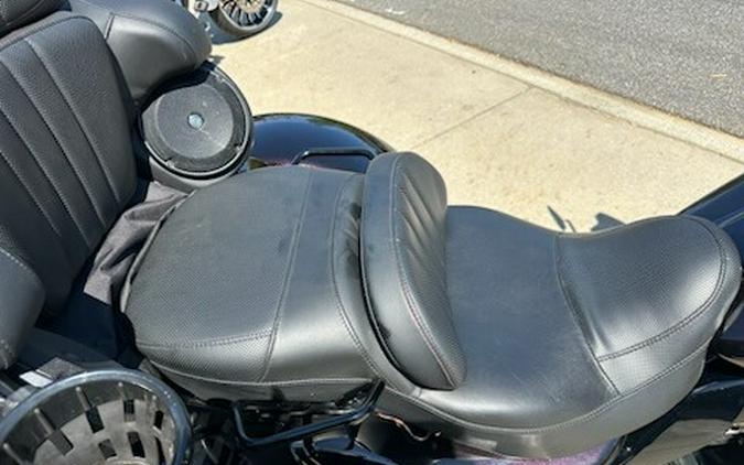 2021 Harley-Davidson® CVO™ Tri Glide® Charred Crimson