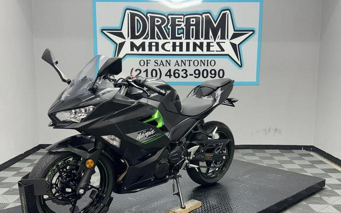 2023 Kawasaki Ninja® 400 Matrix Camo Gray/Metallic Matte Carbon Gray
