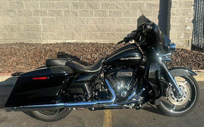 Harley-Davidson® CVO™ Street Glide® 2017 FLHXSE 952942T DRK SLT/ARC BLK W/PINSTRIPE