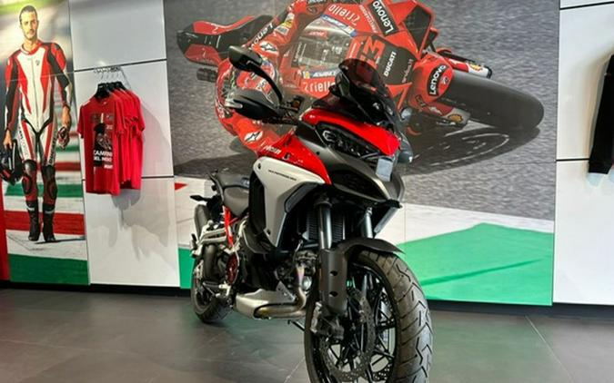 2022 Ducati Multistrada V4S Ducati Red / Alloy Wheels