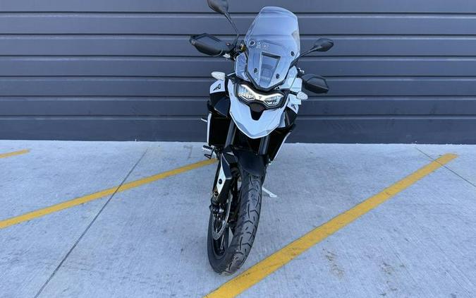 2025 Triumph Tiger 900 GT Snowdonia White / Sapphire Black