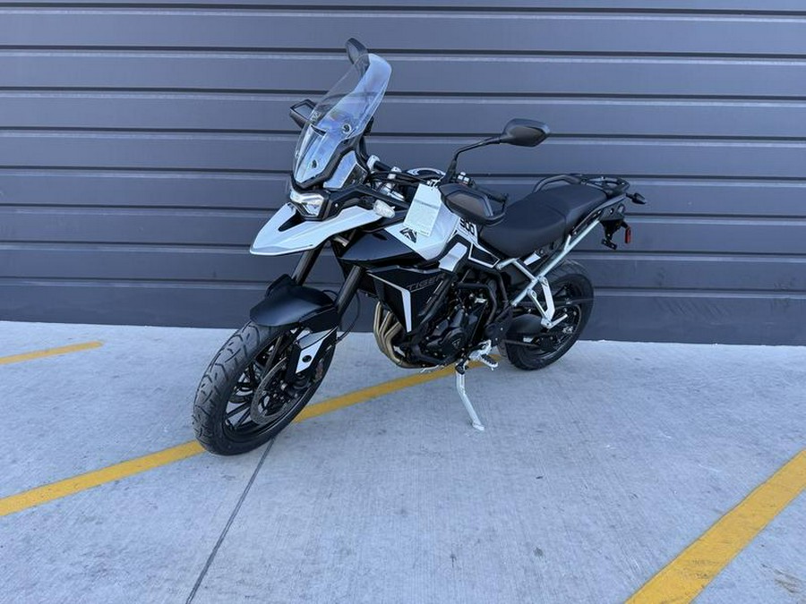 2025 Triumph Tiger 900 GT Snowdonia White / Sapphire Black