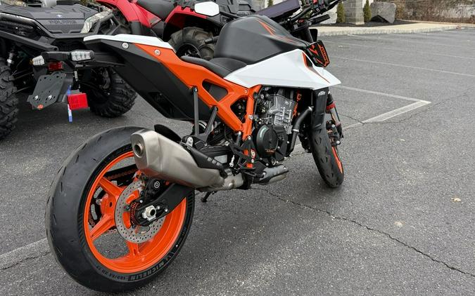 2026 KTM 990 Duke R