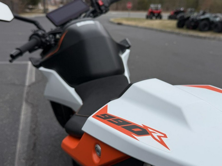 2026 KTM 990 Duke R