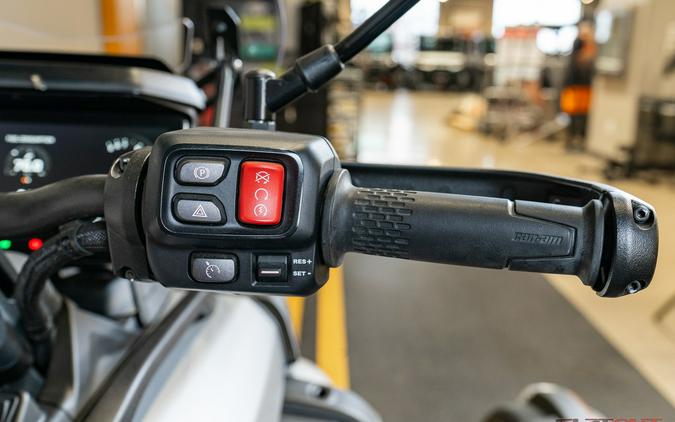 2025 Can-Am CANYON W/ HARD CASE