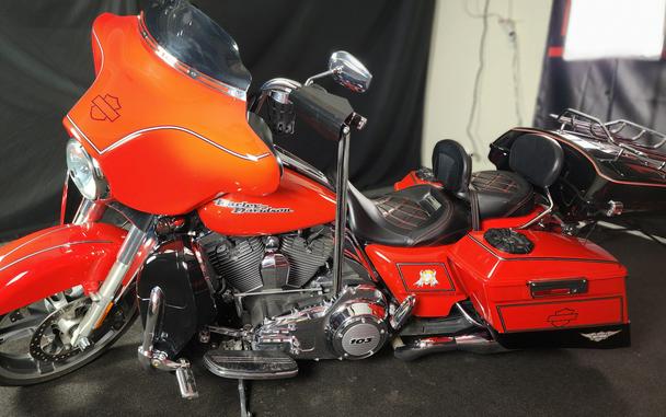 2011 Harley-Davidson® FLHXI