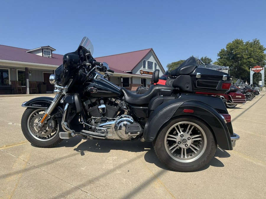 2012 Harley-Davidson® Tri Glide® Ultra BLACK W/ PINSTRIPE
