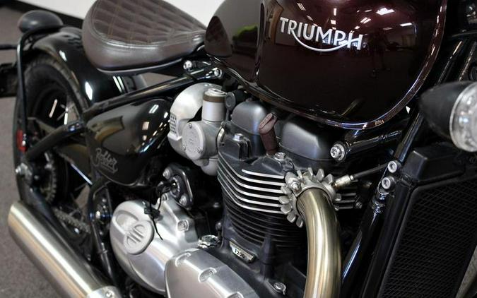 2018 Triumph Bonneville Bobber Cranberry Red / Frozen Silver