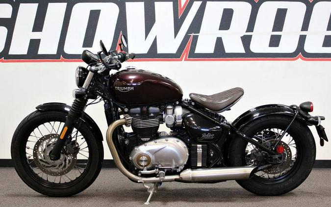 2018 Triumph Bonneville Bobber Cranberry Red / Frozen Silver