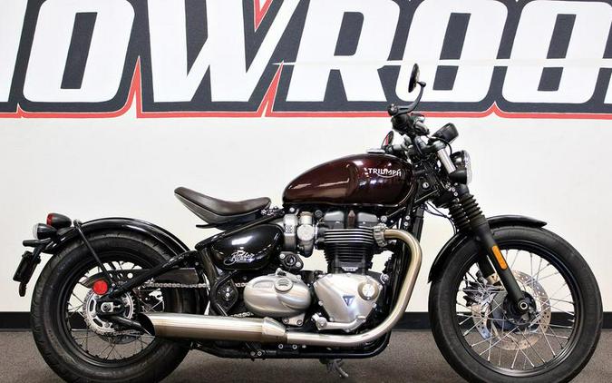 2018 Triumph Bonneville Bobber Cranberry Red / Frozen Silver