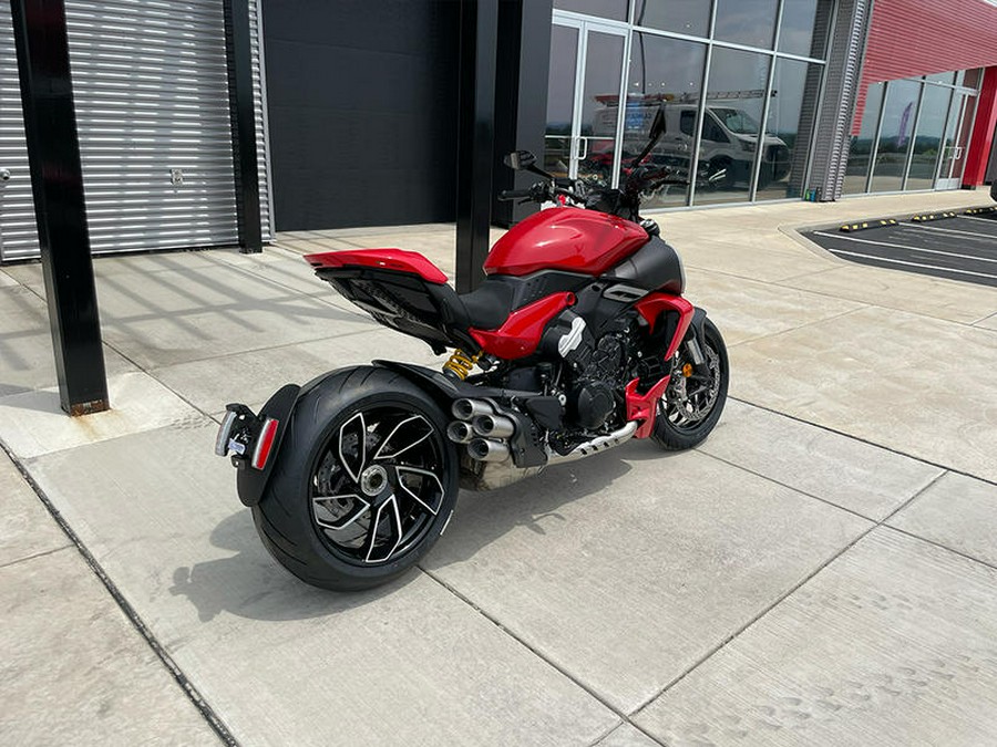 2024 Ducati Diavel V4 Red