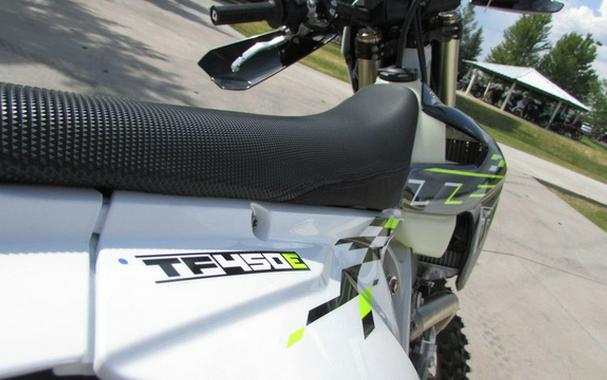 2026 Triumph TF 450-E Jet Black/Pure White