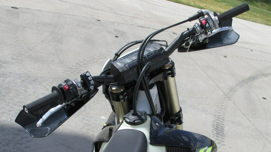 2026 Triumph TF 450-E Jet Black/Pure White