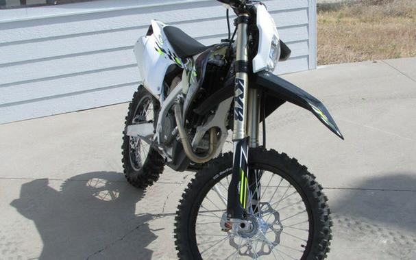 2026 Triumph TF 450-E Jet Black/Pure White