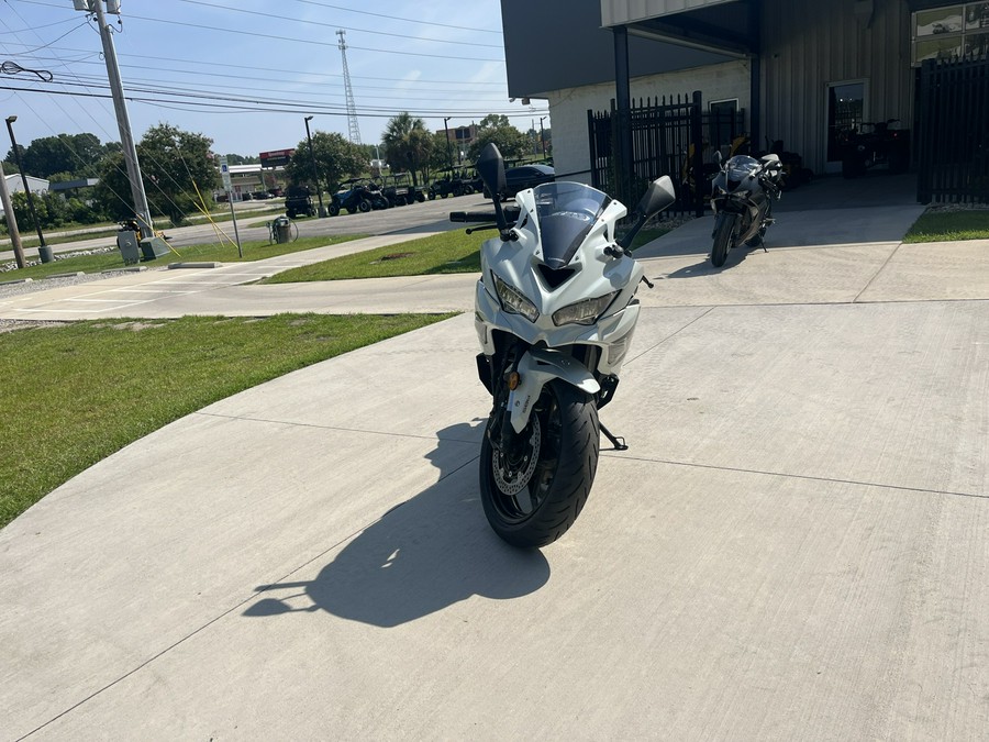 2026 KAWASAKI NINJA ZX-4RR ABS Pearl Robotic White/Metallic Spark Black - DA55909