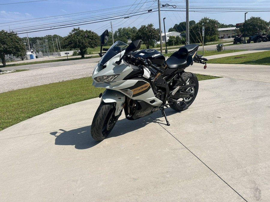 2026 KAWASAKI NINJA ZX-4RR ABS Pearl Robotic White/Metallic Spark Black - DA55909