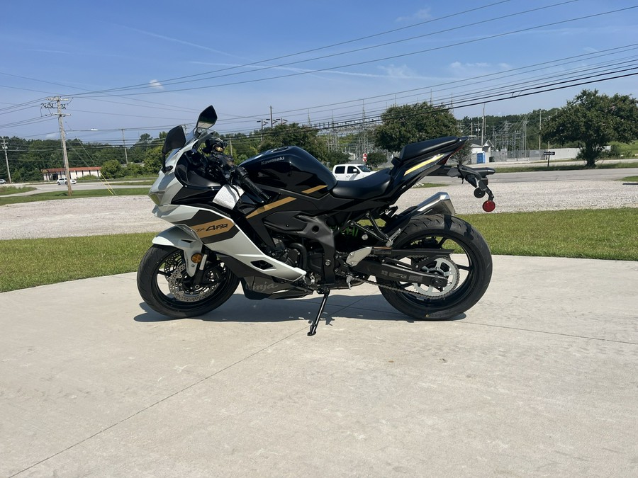 2026 KAWASAKI NINJA ZX-4RR ABS Pearl Robotic White/Metallic Spark Black - DA55909
