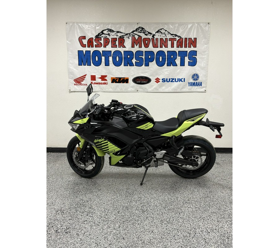 2026 Kawasaki Ninja 650 ABS Metallic Matte Old School Green/Metallic Spark Black - K4720