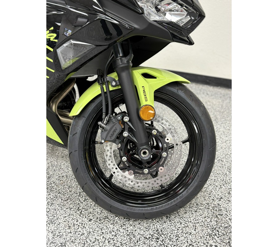 2026 Kawasaki Ninja 650 ABS Metallic Matte Old School Green/Metallic Spark Black - K4720