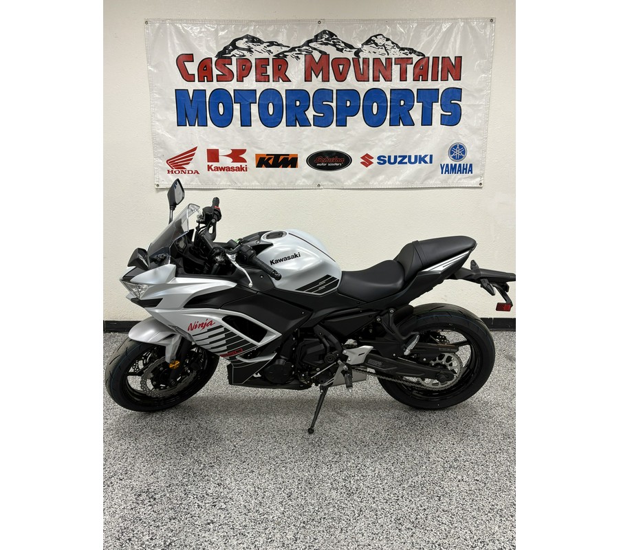 2026 Kawasaki Ninja 650 ABS Metallic Matte Whitish Silver/Metallic Flat Spark Black - K8416