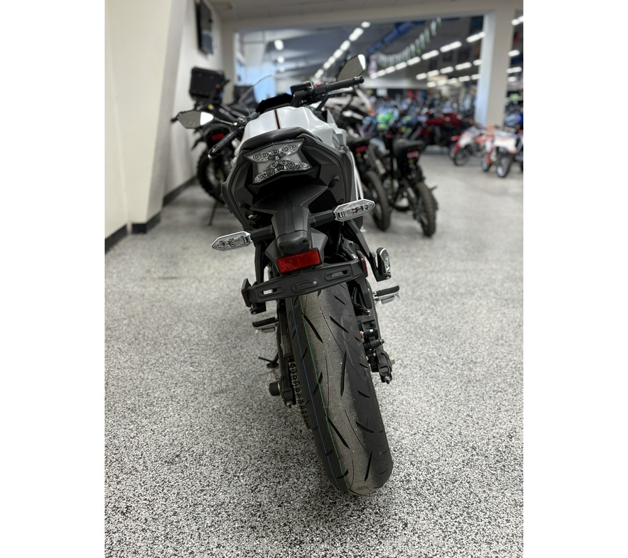 2026 Kawasaki Ninja 650 ABS Metallic Matte Whitish Silver/Metallic Flat Spark Black - K8416