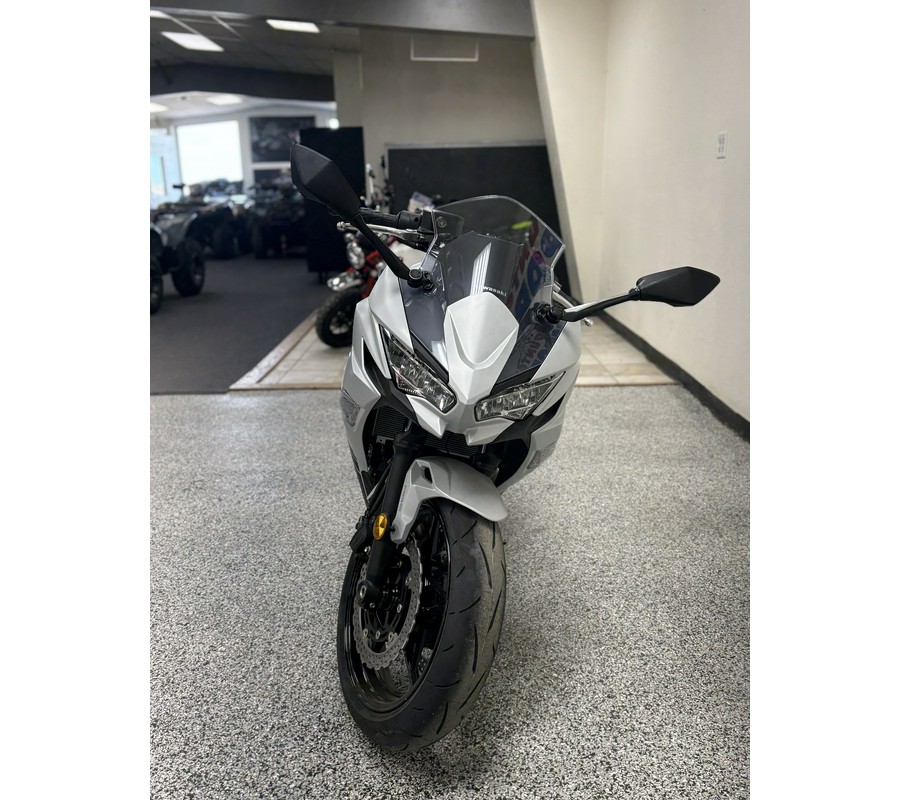 2026 Kawasaki Ninja 650 ABS Metallic Matte Whitish Silver/Metallic Flat Spark Black - K8416