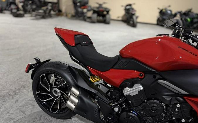 2025 Ducati Diavel V4 Ducati Red