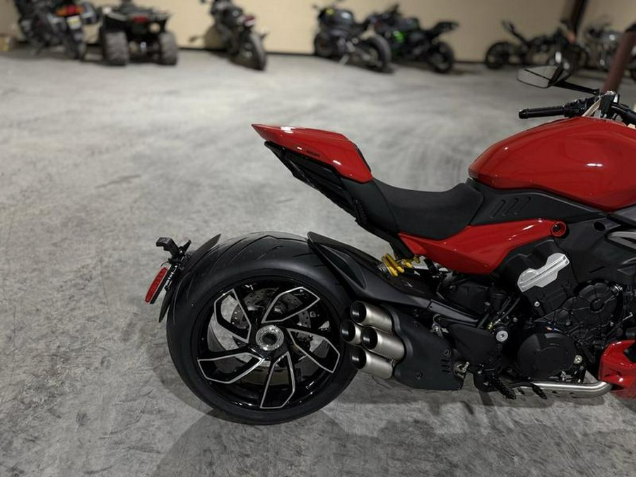 2025 Ducati Diavel V4 Ducati Red